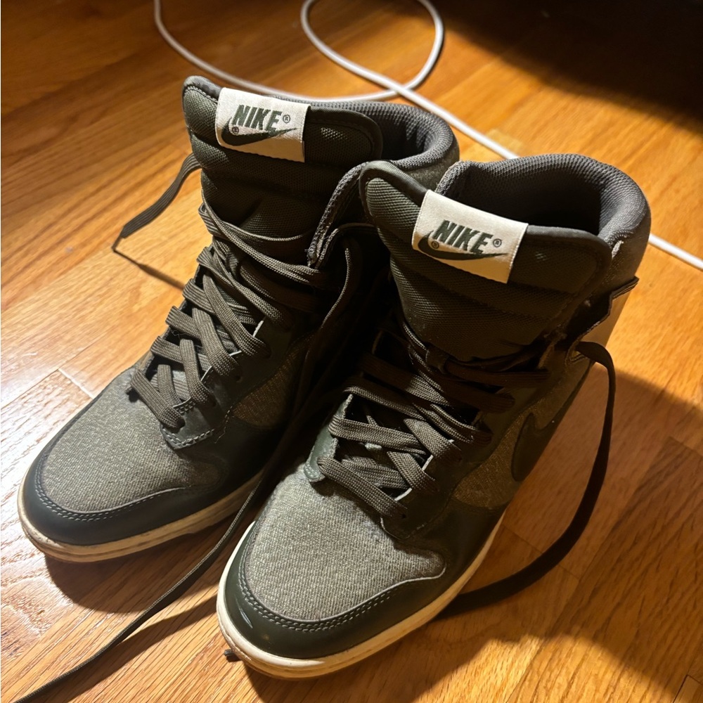 Nike Women’s Green Wedge Sneaker rare! - Picture 2 of 4